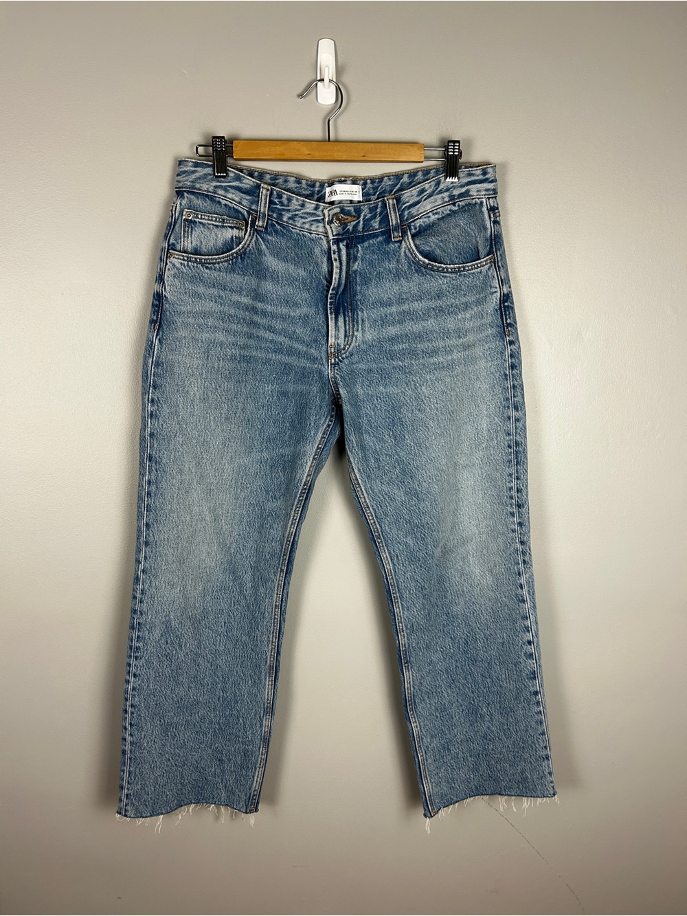 ZARA Mid Rise Straight Leg Jeans Sz 8 Medium Wash Blue Casual Relaxed Staple